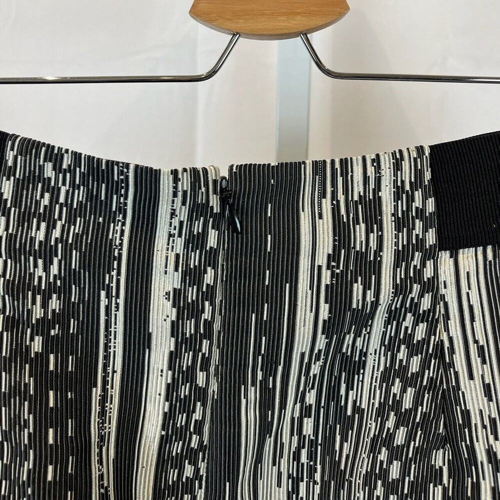 ANN TAYLOR 12 Textured Shimmer Straight Skirt Above Knee Back Zip Black White - Picture 4 of 5
